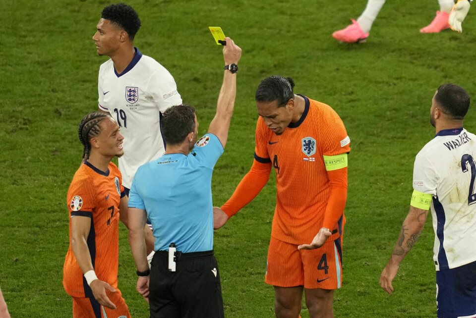 Virgil van Dijk er ikke fornøyd med dommer Felix Zwayer. Virgil van Dijk er ikke fornøyd med dommer Felix Zwayer. Foto: Andreea Alexandru / AP Photo / NTB.