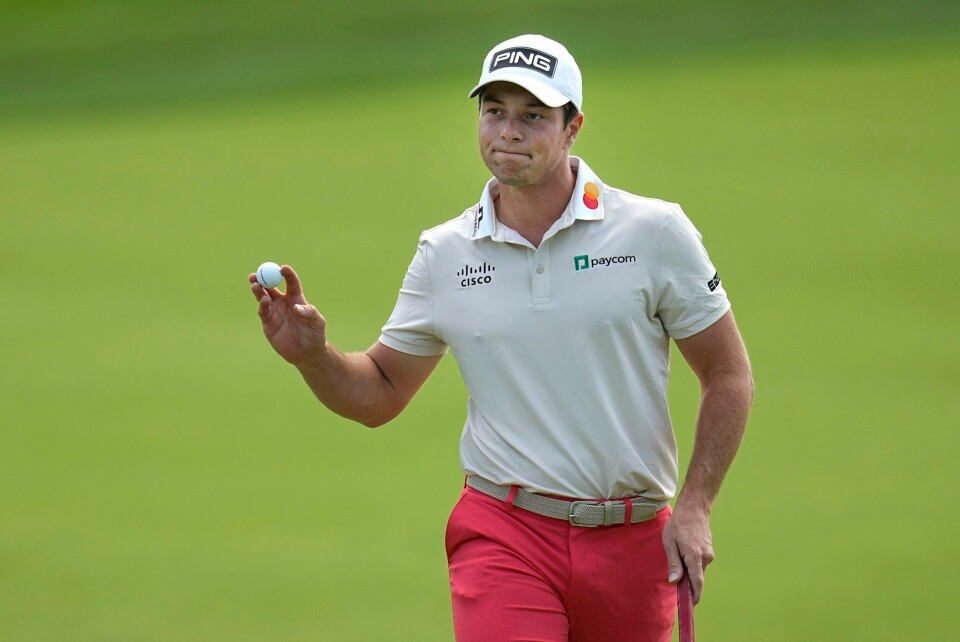 Det norske golfesset Viktor Hovland gikk nok en ujevn runde og er spilt av i kampen om en topplassering i Scottish Open. Viktor Hovland er i aksjon i Ohio. Foto: Sue Ogrocki / AP / NTB