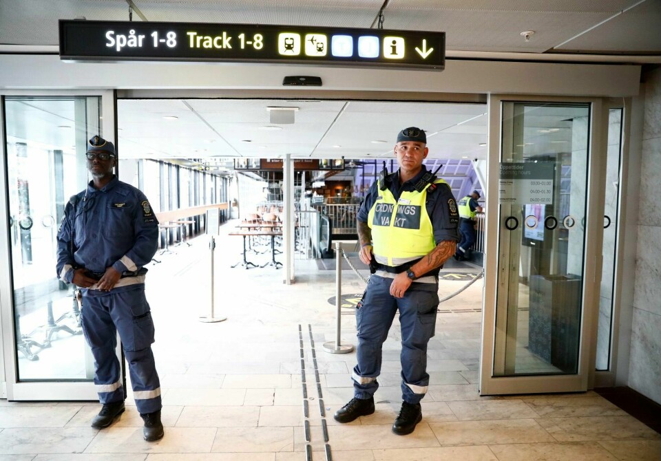 Stockholms sentral ble evakuert etter en bombealarm onsdag ettermiddag. Spor 1-8 er stengt. Stockholms centralstation ble evakuert etter en bombealarm onsdag ettermiddag. Flere personer er pågrepet i saken. Foto: Mickan Mörk / TT / NTB