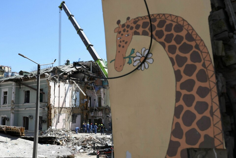 Opprydningsarbeidet pågår etter det russiske angrepet mot et barnesykehus i Kyiv. Opprydningsarbeidet pågår etter det russiske angrepet mot et barnesykehus i Kyiv.