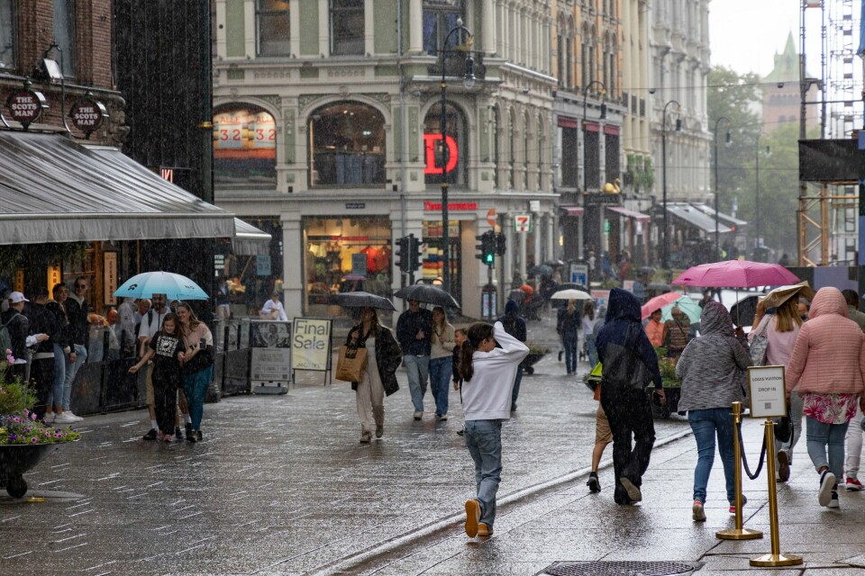 Dette bildet ble tatt på Karl Johan i juli i fjor, men kunne like gjerne vært tatt i juli i år. Det er ingen tegn til at sommeren kommer tilbake med det første. Bildet viser folk i regn på Karl Johans gate i Oslo.