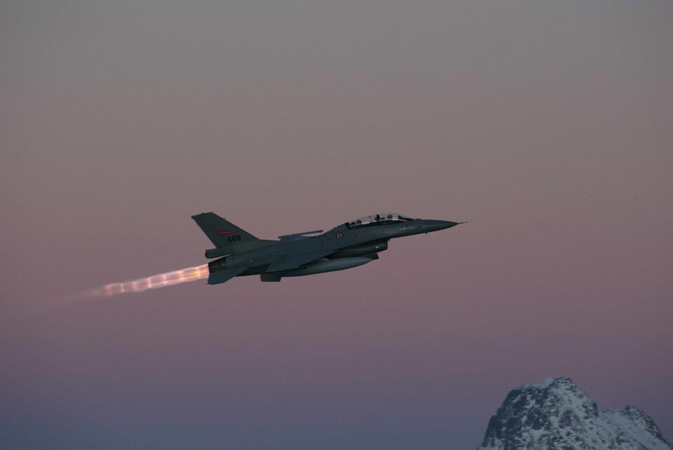 Norge skal begynne å sende F-16-fly i løpet av året. De siste forberedelsene gjøres på Bodø flyplass før to norske F-16-fly sendes til Danmark for å brukes i treningen av ukrainske piloter.Foto: Jan Langhaug / NTB