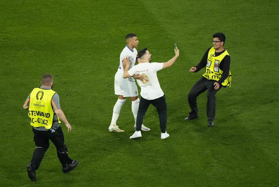 Dette har vært et vanlig syn i årets fotball-EM. Dette har vært et vanlig syn i årets fotball-EM. Foto: Ebrahim Noroozi / AP / NTB