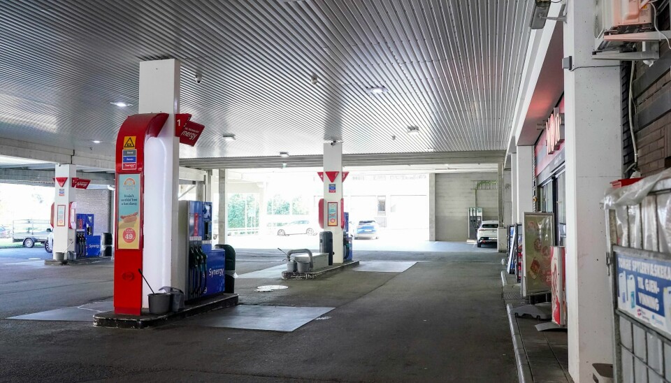 Det var på Esso Deli de Luca i Gomsrudveien på Kongsberg tildragelsen mellom politiet og Kameratene Kevin Simensen og Kristian Teigen skjedde natt til 30. oktober 2022. Det var på denne Esso-stasjonen i Kongsberg at hendelsen skjedde natt til 30. oktober i fjor. Foto: Terje Bendiksby / NTB