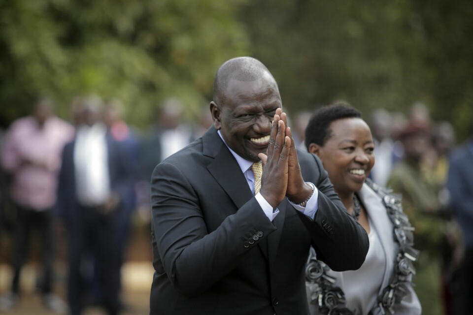 Kenyas president William Ruto ga torsdag hele regjeringen sparken for dårlig styring og en skattefadese som utløste voldsomme demonstrasjoner, der 30 mennesker mistet livet. Kenyas president William Ruto gav torsdag heile regjeringa sparken for dårleg styring og ei skattefadese som utløyste heftige demonstrasjonar, der 30 menneske mista livet. Foto: Brian Inganga / AP / NTB