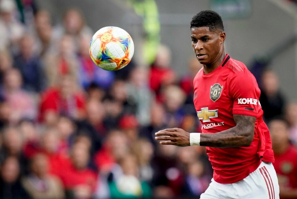 Marcus Rashford er klar for ny showkamp i Norge. Her fra oppgjøret på norsk jord mot Kristiansund i 2019. Manchester Uniteds Marcus Rashford med øynene på ballen i en kamp mot Kristiansund i 2019. Han har også blikket rettet mot samfunnsproblemene han kjemper for å løse. Foto: Fredrik Hagen / NTB