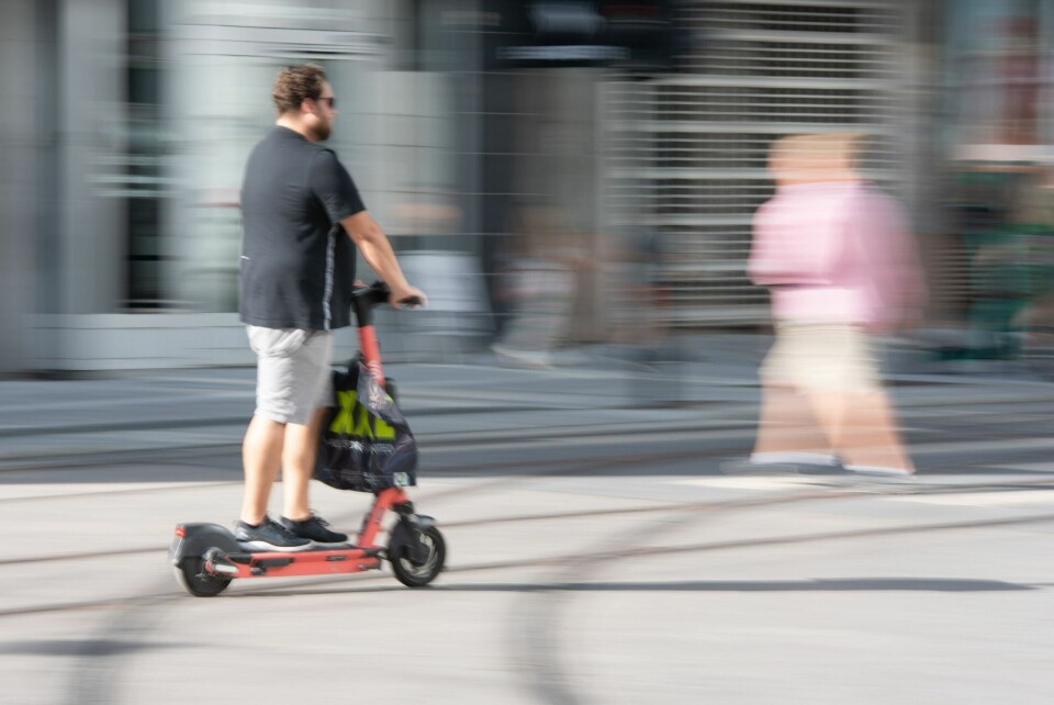 El-sparkesyklister i Oslo konkurrerer om plassen med gående på fortau og med bilene i veibanen. Nå ønsker det det nye byrådet å myke opp reglene for el-sparkesykler. .