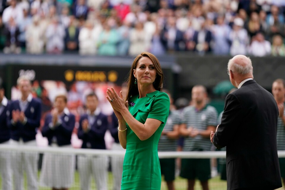 Prinsesse Kate under fjorårets tennisfinale for menn i Wimbledon. Kate er beskytter for den britiske tennisforeningen All England Club og pleier derfor å dele ut pokalene under finalene av turneringen. I år kommer hun imidlertid kun til å gjøre det under herrefinalen. Prinsesse Kate under fjorårets tennisfinale for menn i Wimbledon. Kate er beskytter for den britiske tennisforeningen All England Club og pleier derfor å dele ut pokalene under finalene av turneringen. I år kommer hun imidlertid kun til å gjøre det under herrefinalen. Foto: Alberto Pezzali / AP / NTB