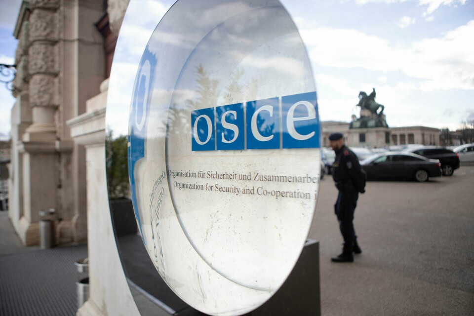 Logoen til OSSE (Organisasjonen for sikkerhet og samarbeid i Europa) utenfor hovedkvarteret til organisasjonen i Wien, Østerrike. Logoen til OSSE (Organisasjonen for sikkerhet og samarbeid i Europa) utenfor hovedkvarteret til organisasjonen i Wien, Østerrike.