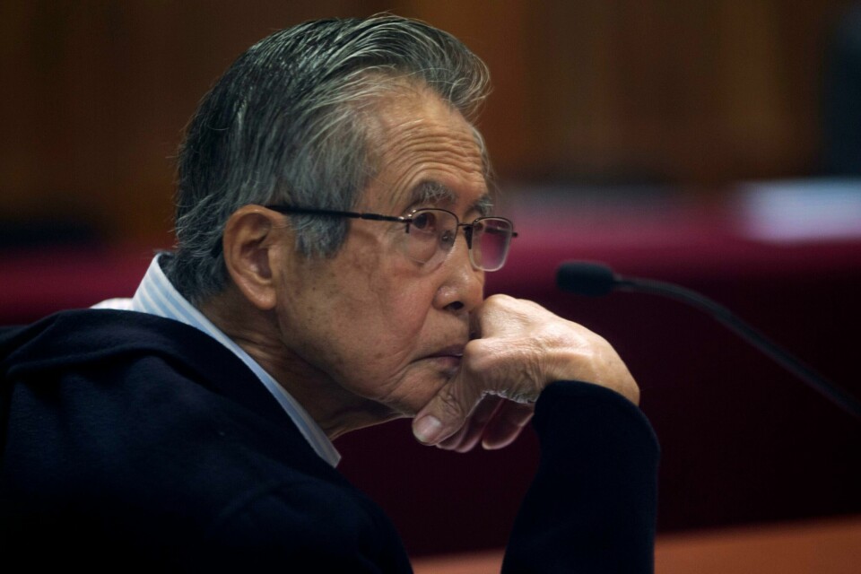 Alberto Fujimori (85), som styrte Peru med jernhånd på 1990-tallet og senere ble dømt til fengselsstraff for massakrer begått av dødsskvadroner, vil prøve å bli president igjen i 2026. Arkivfoto. Alberto Fujimori (85), som styrte Peru med jernhånd på 1990-tallet og senere ble dømt til fengselsstraff for massakrer begått av dødsskvadroner, vil prøve å bli president igjen i 2026. Arkivfoto: Martin Mejia / AP / NTB