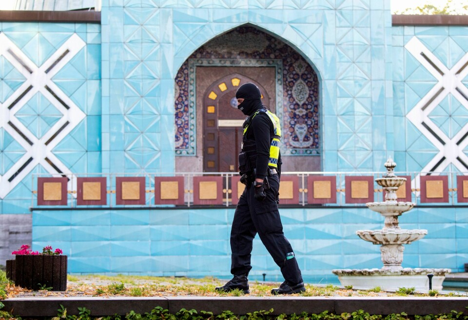 En politibetjent utenfor Imam Ali-moskeen i Hamburg, som drives av organisasjonen IZH. En politibetjent utenfor Imam Ali-moskeen i Hamburg, som drives av organisasjonen IZH. Foto: Daniel Bockwoldt / DPA / AP / NTB