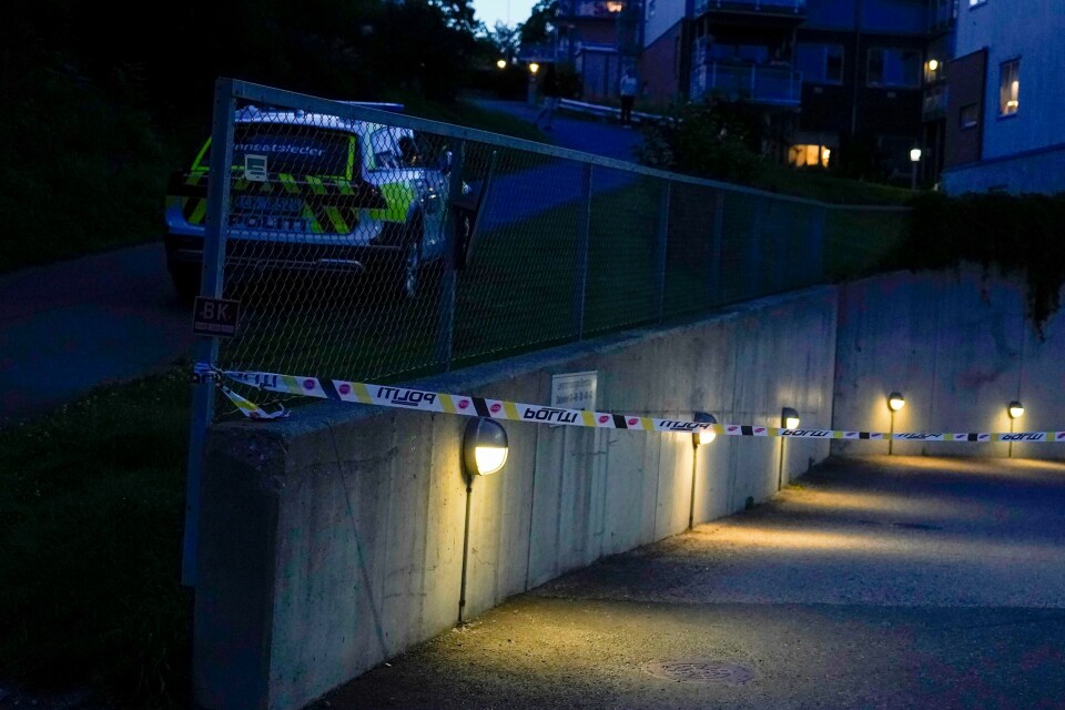 Politiet har foreløpig ingen mistenkte etter at det lørdag kveld ble avfyrt skudd i Drøbak. Nødetatene er på stedet etter en melding mulig skudd mot en bil i Drøbak sentrum. Foto: Amanda Pedersen Giske / NTB