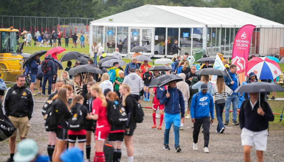 Deltakere på Norway Cup i helgen må regne med å bli litt våte lørdag, men søndag melder meteorologen om perfekt vær å spille fotball i. Deltakere på Norway Cup i helgen må regne med å bli litt våte lørdag, men søndag melder meteorologen om perfekt vær å spille fotball i. Foto: Beate Oma Dahle / NTB