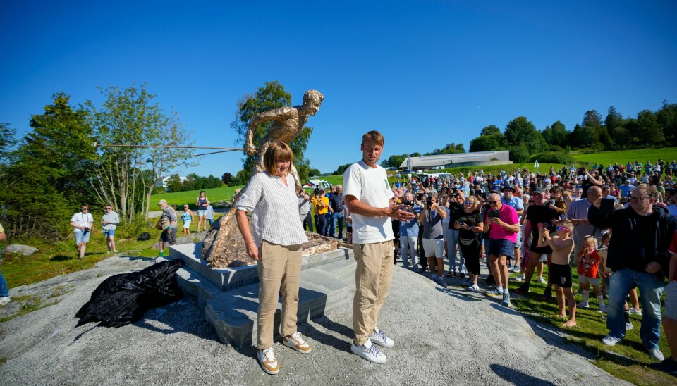 Petter Northugs statue har blitt avduket Petter Northugs statue har blitt avduket. Foto: Ole Martin Wold / NTB