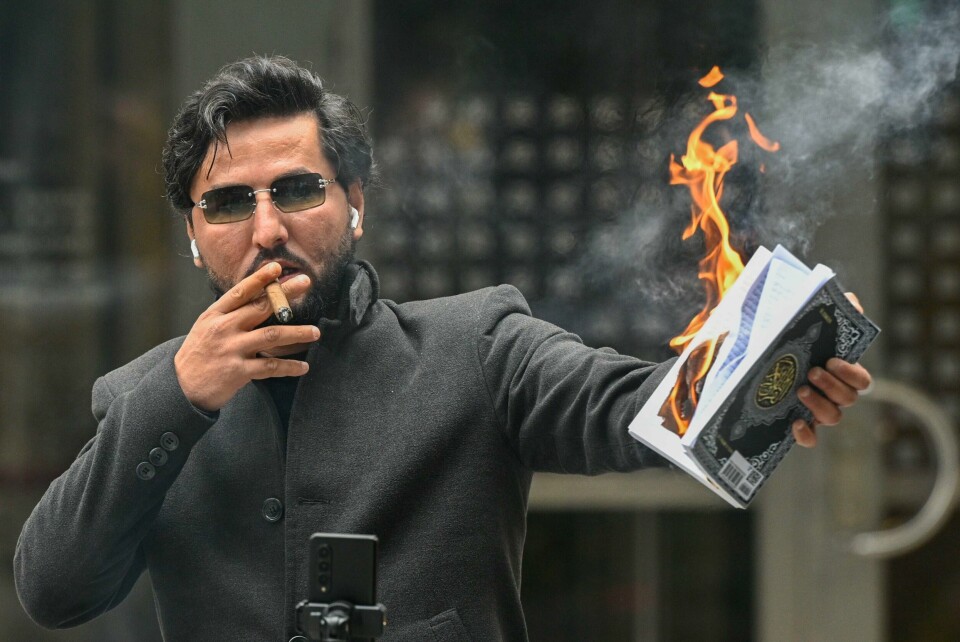 Salwan Momika, kjent for å ha brent en rekke koraner i Sverige, får fornyet sin svenske oppholdstillatelse da svenske myndigheter vurderer det som farlig å sende ham tilbake til hjemlandet Irak. Svensk-irakiske Salwan Momika har stått bak mange koranbrenninger i Sverige i sommer, og lørdag brant han nok et eksemplar av islams hellige bok på Benny Fredrikssons torg i Stockholm. Foto: Anders Wiklund / NTB