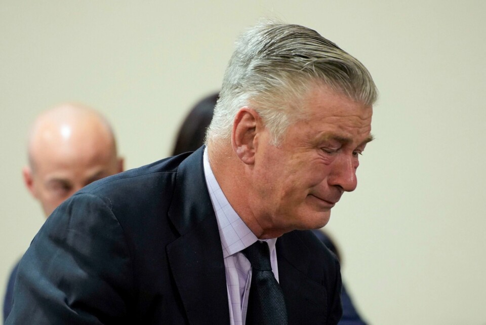 Skuespiller og «Rust»-produsent Alec Baldwin brøt ut i gråt da dommeren avviste rettssaken mot ham fredag. Skuespiller og «Rust»-produsent Alec Baldwin brøt ut i gråt da dommeren avviste rettssaken mot ham fredag. Foto: Ramsay de Give / AP / NTB
