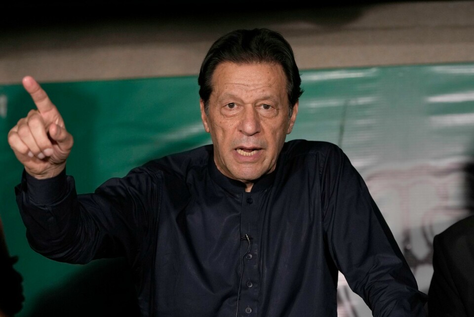 En av dommene mot Pakistans tidligere statsminister Imran Khan har blitt opphevet. Khan forblir likevel fengslet. En av dommene mot Pakistans tidligere statsminister Imran Khan har blitt opphevet. Khan forblir likevel fengslet. Arkivfoto: K.M. Chaudary / AP / NTB