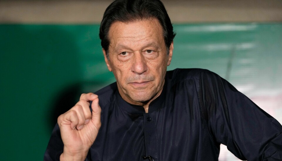 Den pakistanske regjeringen planlegger å forby partiet til den fengslede opposisjonspolitikeren Imran Khan. Saken skal nå behandles av den pakistanske høyesteretten. Den pakistanske regjeringen planlegger å forby partiet til den fengslede opposisjonspolitikeren Imran Khan. Saken skal nå behandles av den pakistanske høyesteretten. Foto: K.M. Chaudary / AP / NTB