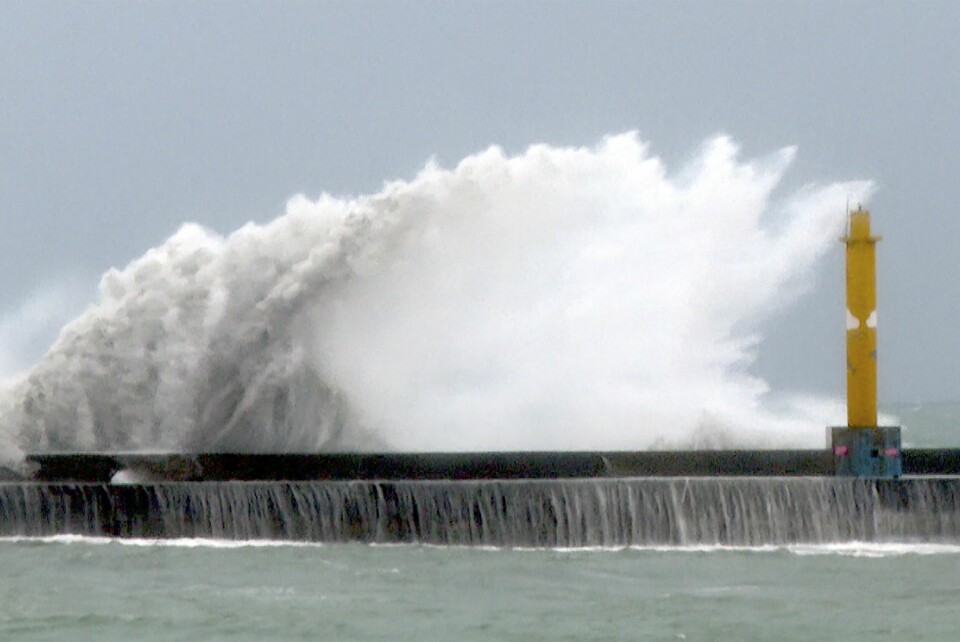 En bølge treffer lands i Yilan-fylke på Taiwan onsdag. Tyfonen Gaemi har ført til flere dødsfall og gjort at et lasteskip har sunket. Voldsomme bølger slå inn over Taiwan som en forsmak på hva som er i vente når tyfonen Gaemi går inn over land. Foto: Johnson Lai / AP / NTB