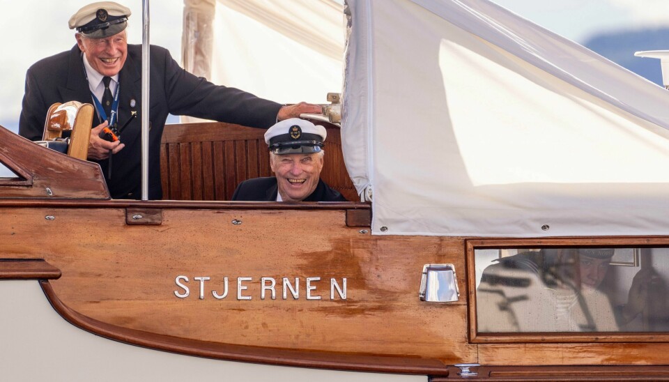 Kong Harald bruker sommerferien sin i Alta. Her om bord i kongesjaluppen Stjernen ved en annen anledning. Kong Harald bruker sommarferien sin i Alta. Her om bord i kongesjaluppen Stjernen ved eit anna høve. Foto: Javad Parsa / NTB