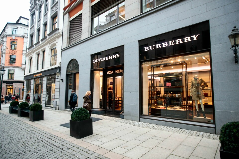 Det britiske motemerket Burberry har gitt sin administrerende direktør sparken som følge av selskapets svake resultater i første kvartal. Det britiske motemerket Burberry har gitt sin administrerende direktør sparken som følge av selskapets svake resultater i første kvartal. Foto: Lise Åserud / NTB