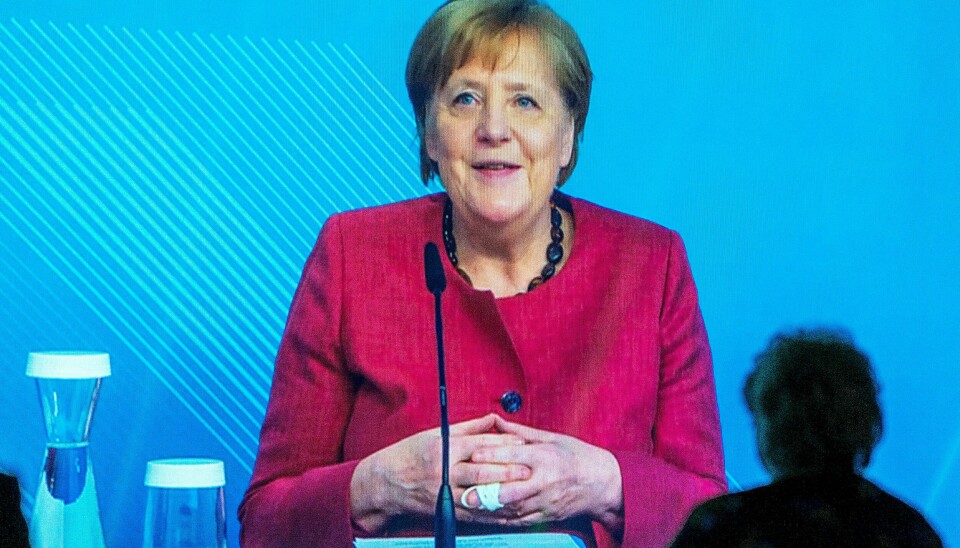 Et flertall av tyskerne mener forholdene i hjemlandet er blitt verre etter Angela Merkels avgang i 2021. Bildet fra mai samme år viser Merkel som på skjerm deltok under den offisielle åpningen av Nordlink, den første strømforbindelsen mellom Norge og Tyskland. Tysklands tidligere statsminister Angela Merkel har takket nei til en jobb i FN. Arkivfoto: Gorm Kallestad / NTB