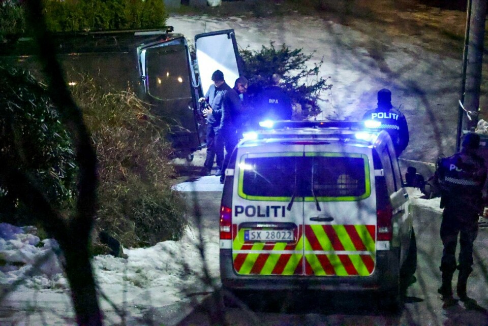 En mann er tiltalt for drapet kvelden den 9. januar i Bergen. Bildet viser politiets kriminalteknikere som har startet sitt innledende arbeid ved boligen der en mann ble funnet med stikkskader tirsdag kveld. En person er siktet for drap. Foto: Silje Katrine Robinson / NTB