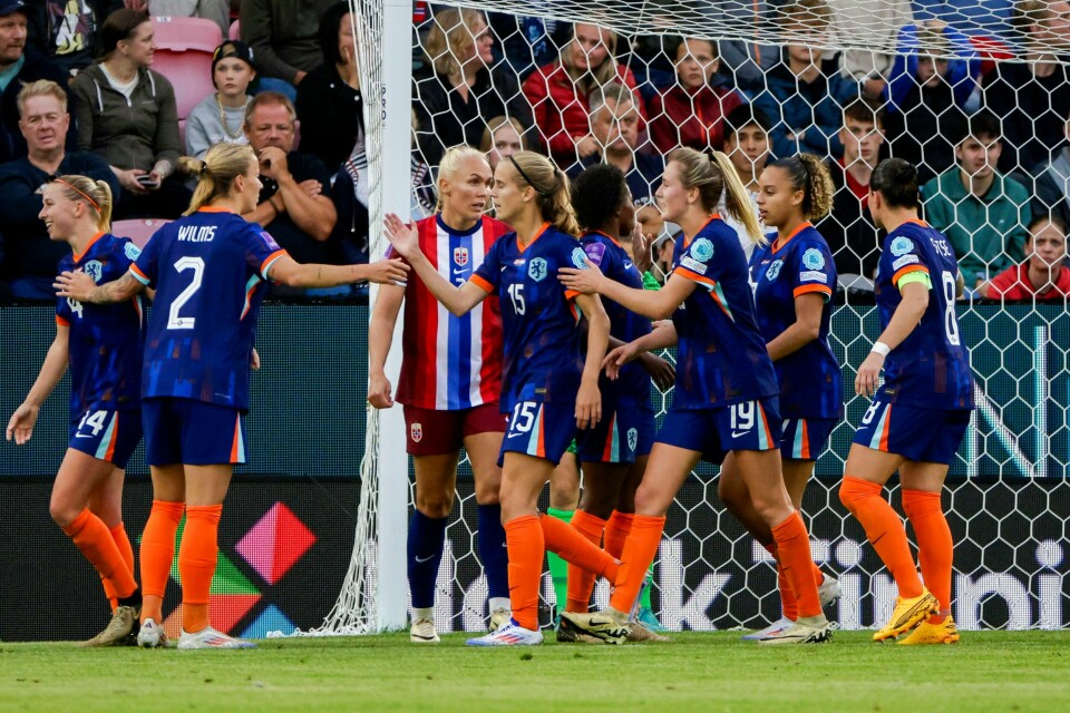 Nederland feirer scoringen som nektet Norges kvinnelandslag å løse EM-billett allerede nå. Etter 1-1 i Bergen må Norge ut i omspill i høst. Nederland feirer scoringen som nektet Norges kvinnelandslag å løse EM-billett allerede nå. Etter 1-1 i Bergen må Norge ut i omspill i høst. Foto: Paul S. Amundsen / NTB