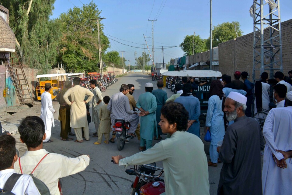 Lokale innbyggere samler seg utenfor en militærleir i Bannu i Pakistan, hvor en selvmordsbomber tok livet av åtte personer fra sikkerhetsstyrker. Lokale innbyggere samler seg utenfor en militærleir i Bannu i Pakistan, hvor en selvmordsbomber tok livet av åtte personer fra sikkerhetsstyrker. Foto: Muhammad Hasib / AP / NTB
