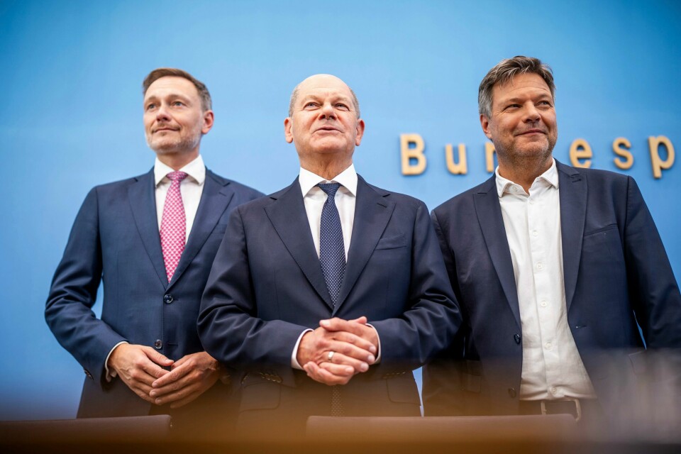 Tysklands statsminister Olaf Scholz, flankert av nærings- og klimavernminister Robert Habeck (til venstre) og finansminister Christian Lindner, under en pressekonferanse om budsjettutkastet tidligere i juli. Tysklands statsminister Olaf Scholz, flankert av nærings- og klimavernminister Robert Habeck (til venstre) og finansminister Christian Lindner, under en pressekonferanse om budsjettutkastet tidligere i juli. Foto: dpa via AP / NTB