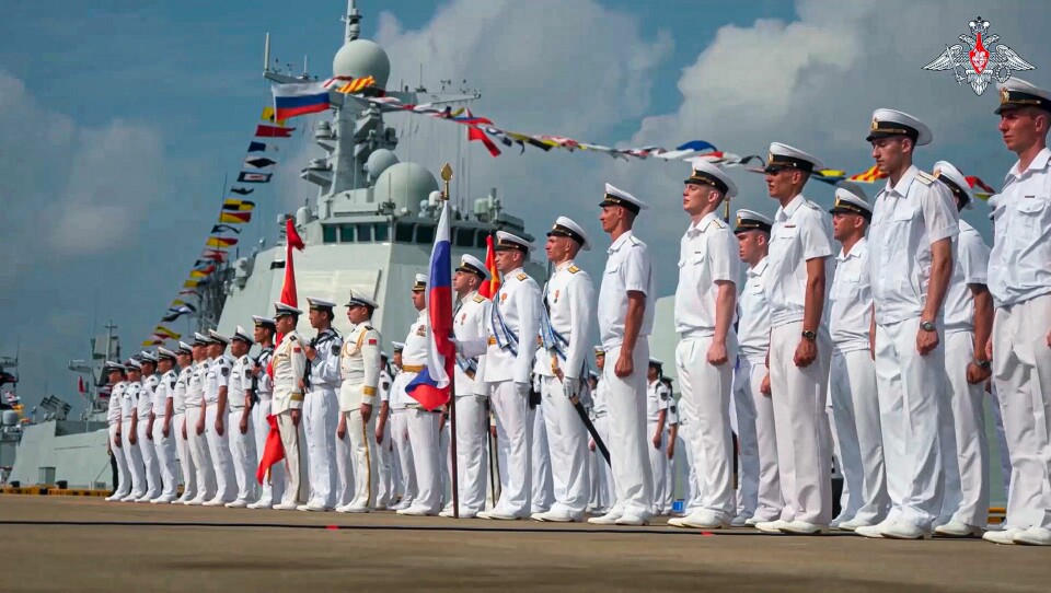 Russiske marinesoldater under åpningsseremonien i den kinesiske havnebyen Zhanjiang søndag. Russiske marinesoldater under åpningsseremonien i den kinesiske havnebyen Zhanjiang søndag. Foto: Russlands forsvarsdepartement / AP / NTB