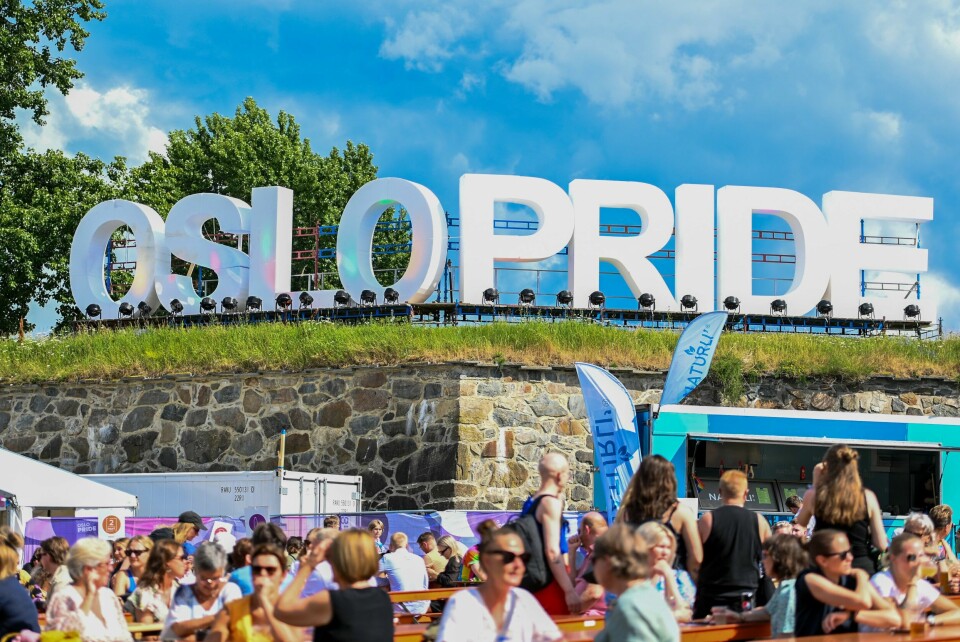 Pride Park ble i 2023 arrangert på Kontraskjæret i Oslo. Fra 2025 har byrådet i Oslo inngått en avtale med Oslo Pride om en femårsavtale for bruk av området. Forsvarsbygg ber byrådslederen revurdere festningen som det beste egnede stedet å arrangere festivalen. Arrangørene regner med å slå fjorårets publikumsrekord på 70.000 personer under paraden lørdag ettermiddag. Foto: Astrid Pedersen / NTB
