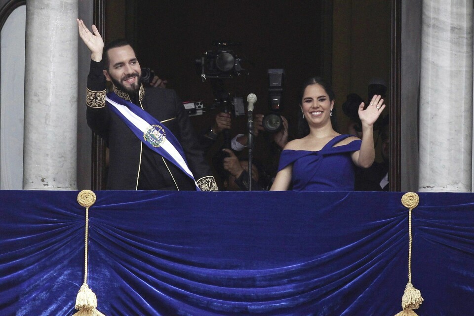 El Salvadors president Nayib Bukele og førstedamen Gabriela Roberta Rodriguez har slått knallhardt ned på kriminalitet og pågrepet over 80.000. Mange av dem er barn. El Salvadors president Nayib Bukele og førstedamen Gabriela Roberta Rodriguez har slått knallhardt ned på kriminalitet og pågrepet over 80.000. Mange av dem er barn. Foto: Salvador Melendez / AP / NTB