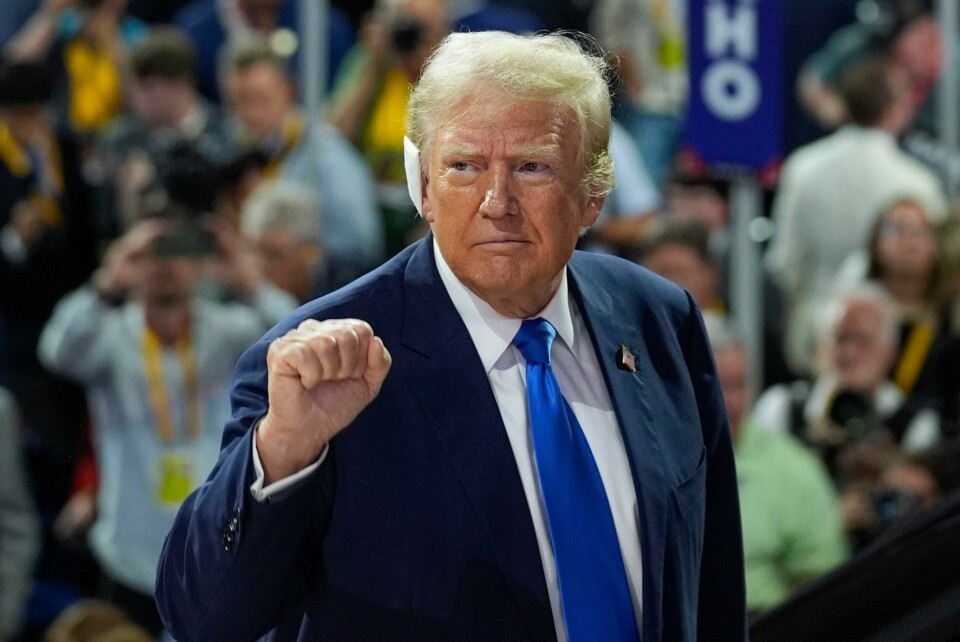 Presidentkandidat Donald Trump måtte avstå fra nærkontakt med tilhengerne da han tirsdag kveld lokal tid inntok podiet på landsmøtet til republikanerne. En knyttet neve var så langt Trump kunne gå. Presidentkandidat Donald Trump måtte avstå fra nærkontakt med tilhengerne da han tirsdag kveld lokal tid inntok podiet på landsmøtet til republikanerne. En knyttet neve var så langt Trump kunne gå. Foto: Evan Vucci / AP / NTB