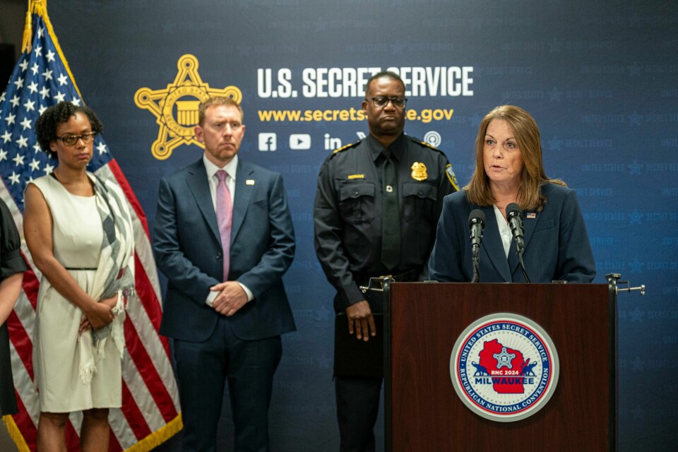 Direktøren for Secret Service, Kimberly Cheatle (ved talerstolen) sier hun ikke har tenkt å trekke seg etter attentatet mot Donald Trump. Secret Service-sjef Kimberly Cheatle på en pressekonferanse i Milwaukee i juni. Foto: Andy Manis / AP / NTB