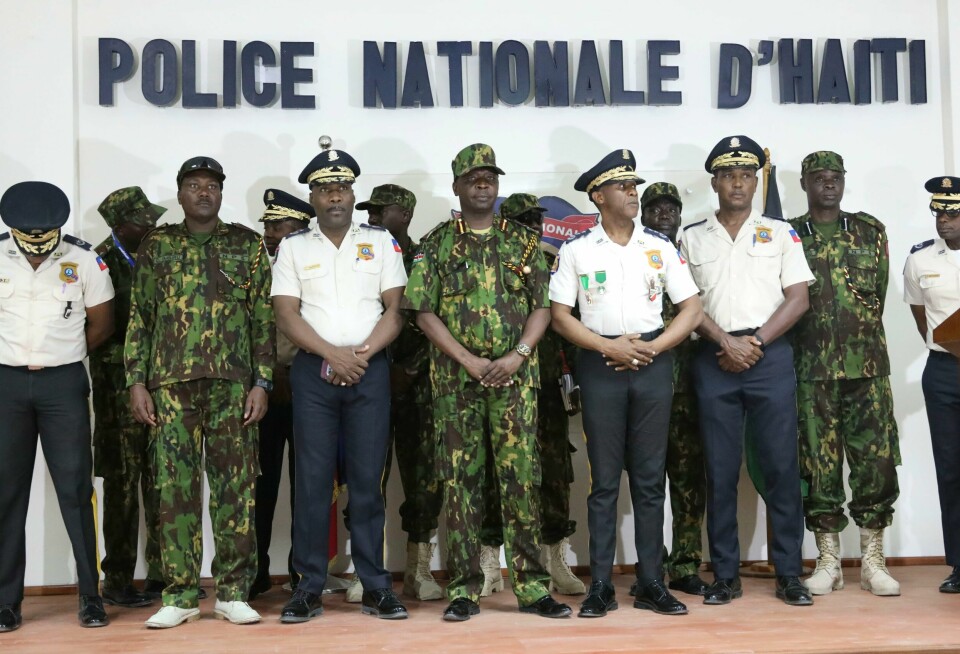 Haitisk politi og kenyanske soldater på FN-oppdrag. Bildet tatt utenfor politihovedkvarteret i Port-au-Prince. Haitisk politi og kenyanske soldater på FN-oppdrag. Bildet tatt utenfor politihovedkvarteret i Port-au-Prince. Foto: Odelyn Joseph / AP / NTB