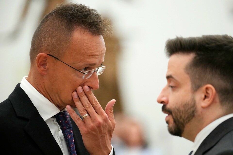 Ungarns utenriksminister Peter Szijjarto (til venstre) sier det arbeides med et nytt toppmøte om fred i Ukraina. Målet er å holde møtet innen utgangen av året. Ungarns utenriksminister Peter Szijjarto (til venstre) sier det arbeides med et nytt toppmøte om fred i Ukraina. Målet er å holde møtet innen utgangen av året. Foto: Aleksander Zemlianichenko / AP / NTB
