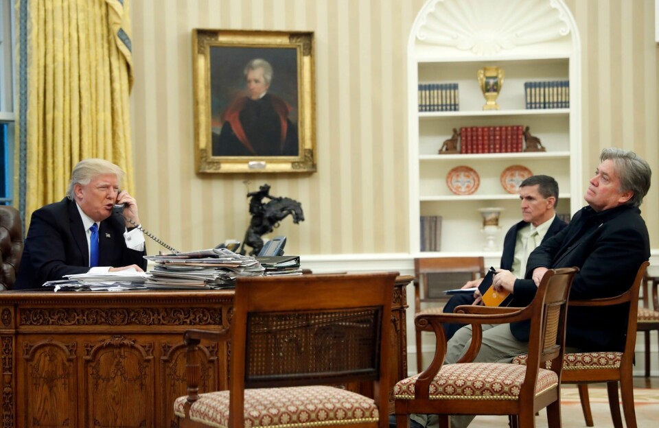 Donald Trump på Det ovale kontor med Michael Flynn og Steve Bannon (lengst til høyre) i januar 2017. Donald Trump på Det ovale kontor med Michael Flynn og Steve Bannon (lengst til høyre) i januar 2017.