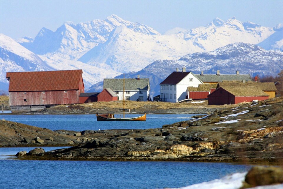 Havna på Kjerringøy. Eidetinden rager 1020 meter over havet og er halvøya Kjerringøys høyeste fjell. Havna på Kjerringøy. Eidetinden rager 1020 meter over havet og er halvøya Kjerringøys høyeste fjell.