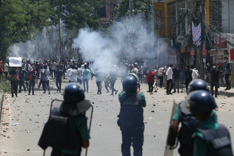 Minst 16 mennesker er drept i voldelige sammenstøt mellom studenter og sikkerhetsstyrker i Dhaka i Bangladesh den siste uka, og protestene fortsatte torsdag med uforminsket styrke. Minst 16 mennesker er drept i voldelige sammenstøt mellom studenter og sikkerhetsstyrker i Dhaka i Bangladesh den siste uka, og protestene fortsatte torsdag med uforminsket styrke. Foto: AP / NTB