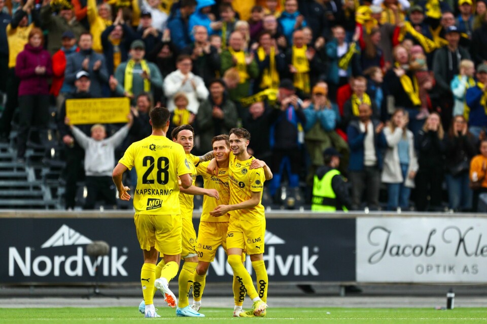 Bodø/Glimt fikk mandag vite hva som venter i neste runde hvis laget går videre i Champions League-kvalifiseringen. Fredrik Sjøvold omfavnes etter å ha gitt Bodø/Glimt 2-1-ledelse over Odd tidlig i andre omgang. Foto: Mats Torbergsen / NTB