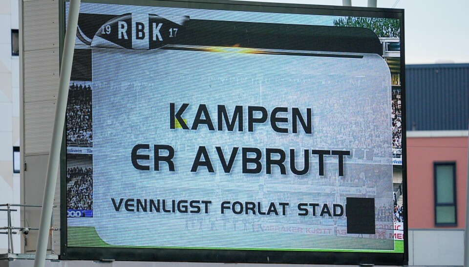 Eliteseriekampen i fotball mellom Rosenborg og Lillestrøm på Lerkendal stadion ble avlyst Budskapet på Lerkendals storskjerm var ikke til å misforstå etter at vedvarende VAR-protester stoppet Rosenborgs kamp mot Lillestrøm. Den må spilles ferdig en annen dag. Foto: Ole Martin Wold / NTB