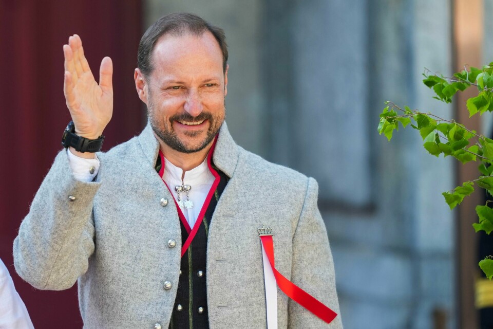 Kronprins Haakon har beskrevet at «følelsen av aldring kommer som et blaff» og nevner en rekke faktorer som gjør at han føler seg eldre. Kronprins Haakon har beskrevet at «følelsen av aldring kommer som et blaff» og nevner en rekke faktorer som gjør at han føler seg eldre. Her hilser han barnetoget under 17. maifeiringen på Skaugum. Foto: Lise Åserud / NTB