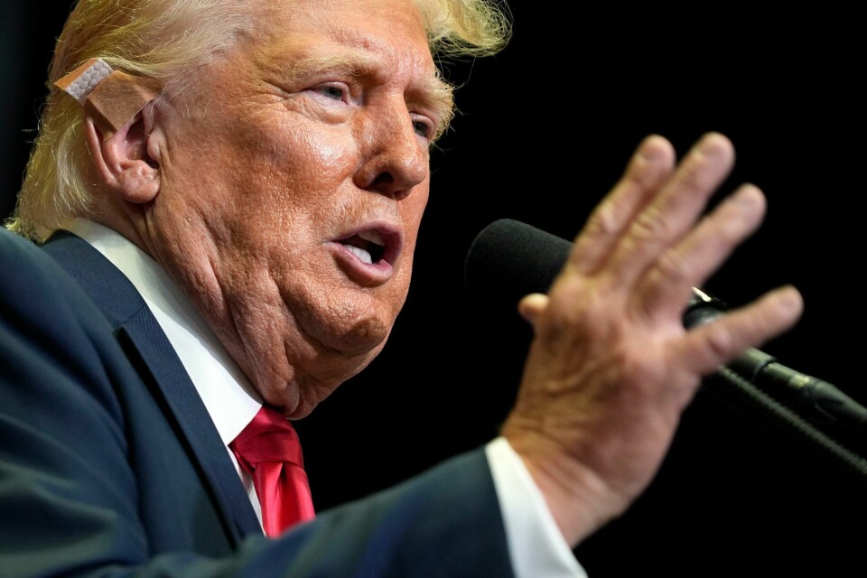 Donald Trump har en liten ledelse over Kamala Harris på en ny meningsmåling som er gjort etter at president Joe Biden trakk seg fra gjenvalg og pekte på Harris som partiets kandidat. 48 prosent av amerikanske borgere vil heller ha Donald Trump i Det hvite hus enn Kamala Harris, viser en ny måling. Foto: Evan Vucci / AP / NTB