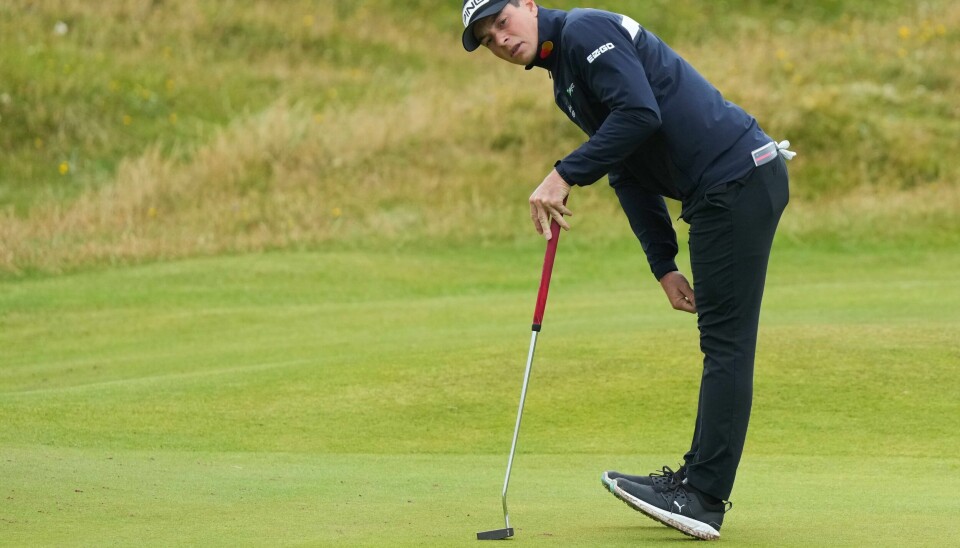 Det ble en del halvveis-slag fra Viktor Hovland under åpningsrunden i The Open. Under krevende forhold gikk nordmannen fire slag over par. Det ble en del halvveis-slag fra Viktor Hovland under åpningsrunden i The Open. Under krevende forhold gikk nordmannen. slag over par. Foto: Jon Super / AP / NTB