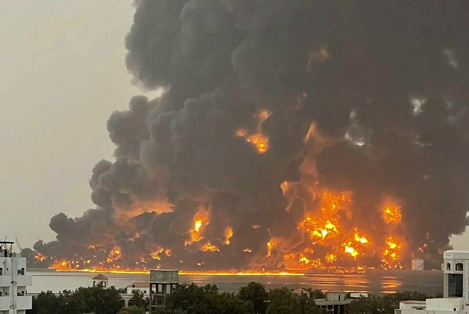 Det israelske militæret (IDF) bekrefter at de står bak luftangrepet. TOPSHOT - A handout picture obtained from Yemen's Huthi Ansarullah Media Center show a huge column of fire erupting following reported strikes in the Yemeni rebel-held port city of Hodeida opn July 20, 2024. A series of strikes targeted Hodeida on July 20, said an AFP correspondent and Huthi-run media, which reported a fuel depot in the port had been hit. (Photo by AFP)