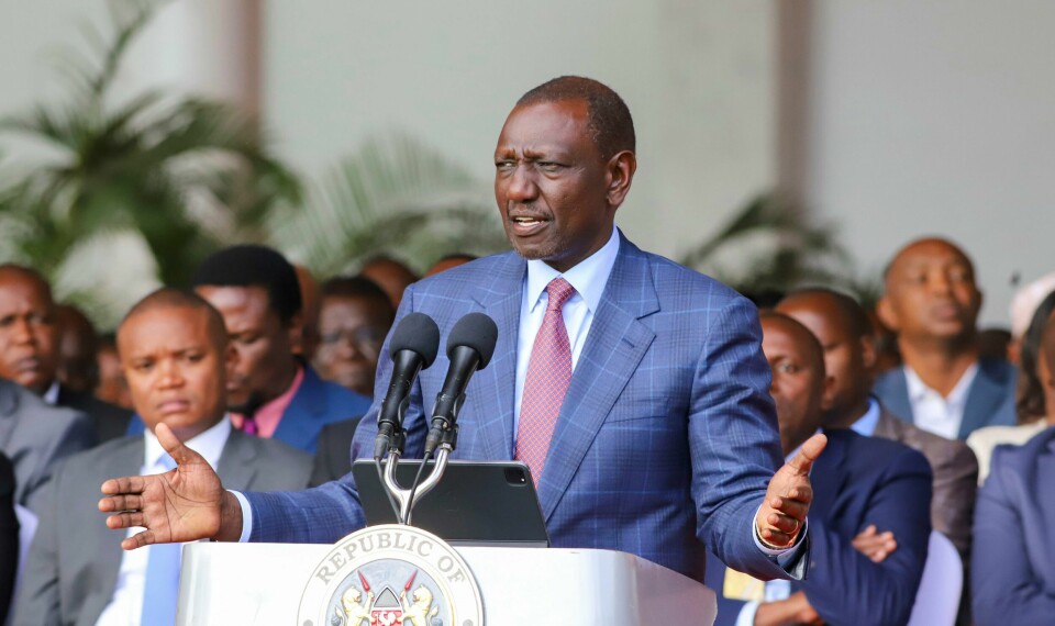 Kenyas president William Ruto har vært under stort press den siste måneden. Forrige uke avsatte han hele regjeringen sin. Kenyas president William Ruto sier han lytter til folket og skroter et omstridt budsjettforslaget. Mer enn 20 mennesker er drept i demonstrasjoner mot forslaget. Foto: Patrick Ngugi / AP / NTB
