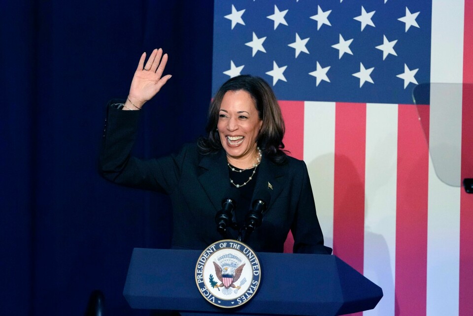 Visepresident Kamala Harris får støtte fra stadig flere hold. Men flere topp-demokrater har foreløpig ikke vist støtte. Visepresident Kamala Harris er den umiddelbare favoritten til å overta Bidens nominasjon. Foto: Carlos Osorio / AP / NTB