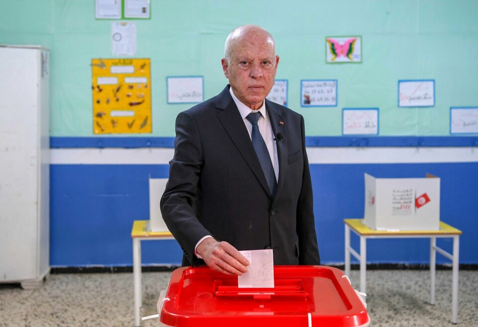 Fredag ble det kjent at Tunisias president Kais Saied skal stille til gjenvalg ved neste valg i oktober. Her er han avbildet mens han avga sin stemme ved parlamentsvalget i desember av 2022. Fredag ble det kjent at Tunisias president Kais Saied skal stille til gjenvalg ved neste valg i oktober. Her er han avbildet mens han avga sin stemme ved parlamentsvalget i desember av 2022. Foto: Slim Abid / AP / NTB