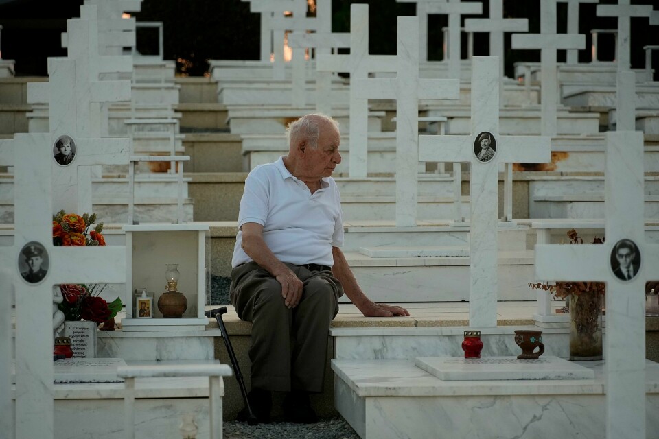 94 år gamle Loucas Alexandrou sitter ved graven til sønnen Christakis som ble drept under den tyrkiske invasjonen av Kypros for 50 år siden. 94 år gamle Loucas Alexandrou sitter ved graven til sønnen Christakis som ble drept under den tyrkiske invasjonen av Kypros for 50 år siden. Foto: AP / NTB